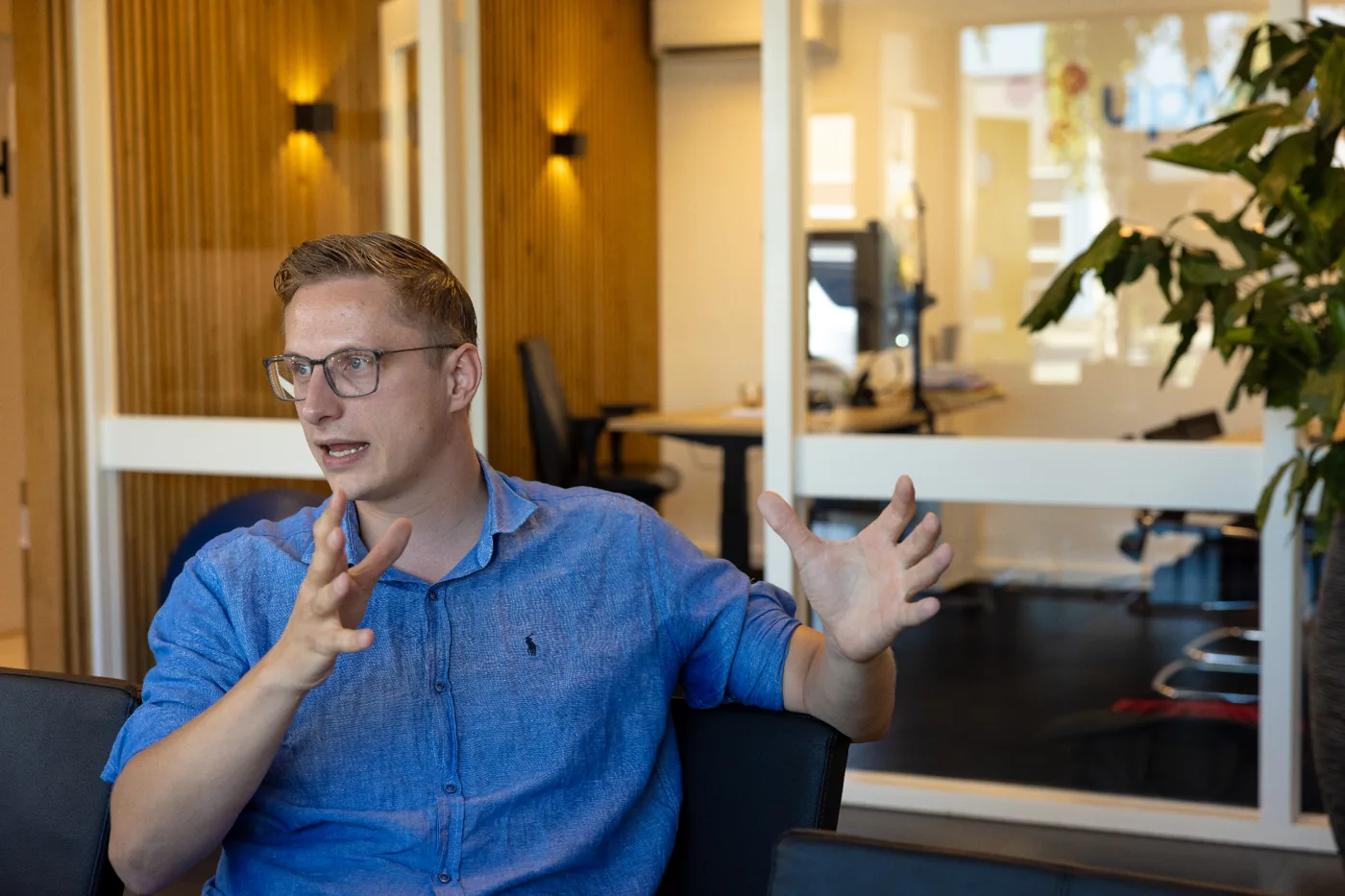 Alexander tijdens een gesprek